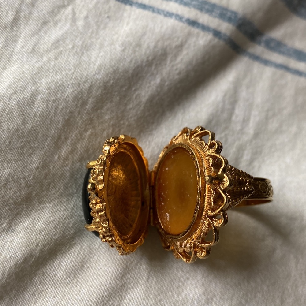 VINTAGE AVON ADJUSTABLE RING - Picture 4 of 4
